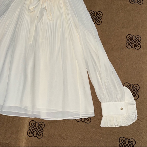 Tory Burch Meryl Ivory Pleated Chiffon Blouse Size 4
Excellente Condition - Picture 4 of 14
